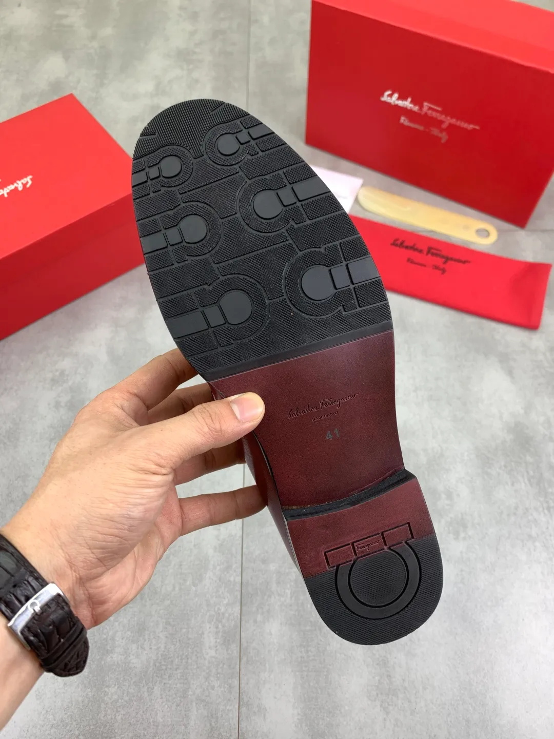 Men's Men's Shoes 💰P562💰[New Style] Water-dyed Niuli 🆘[Salvatore Ferragamo] Ferragamo's latest casual business leather shoes for men! Listed simultaneously! The fabric is made of specially imported original pebbled calfskin, and the lining is made of imported water-dyed cowhide. It is absolutely luxurious and leads the fashion trend. Matching code: 38-44 (45 and 46 can be customized) Black, brown and burgundy colors available